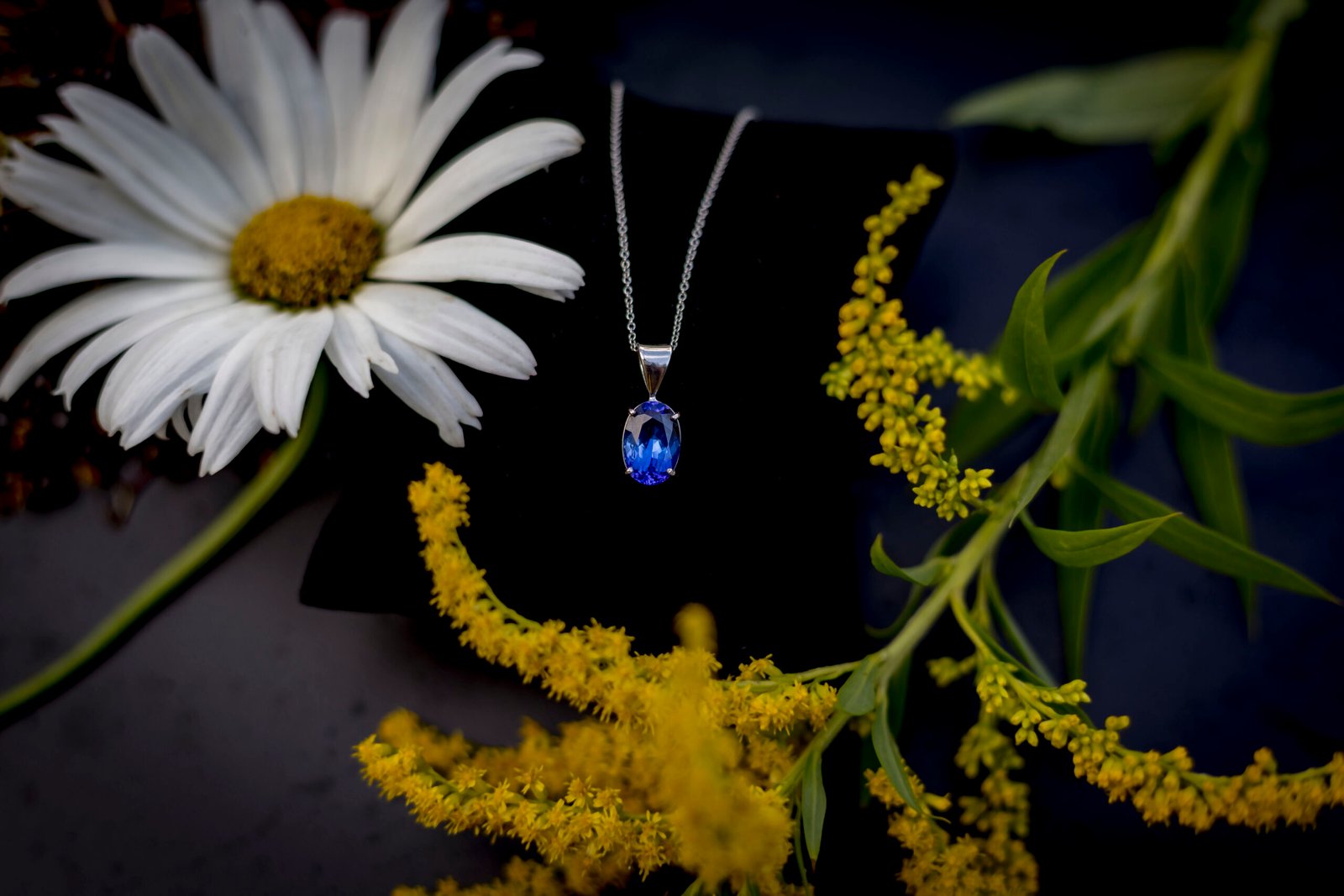 18ct White Gold Oval Tanzanite Solitaire Pendant (no chain)